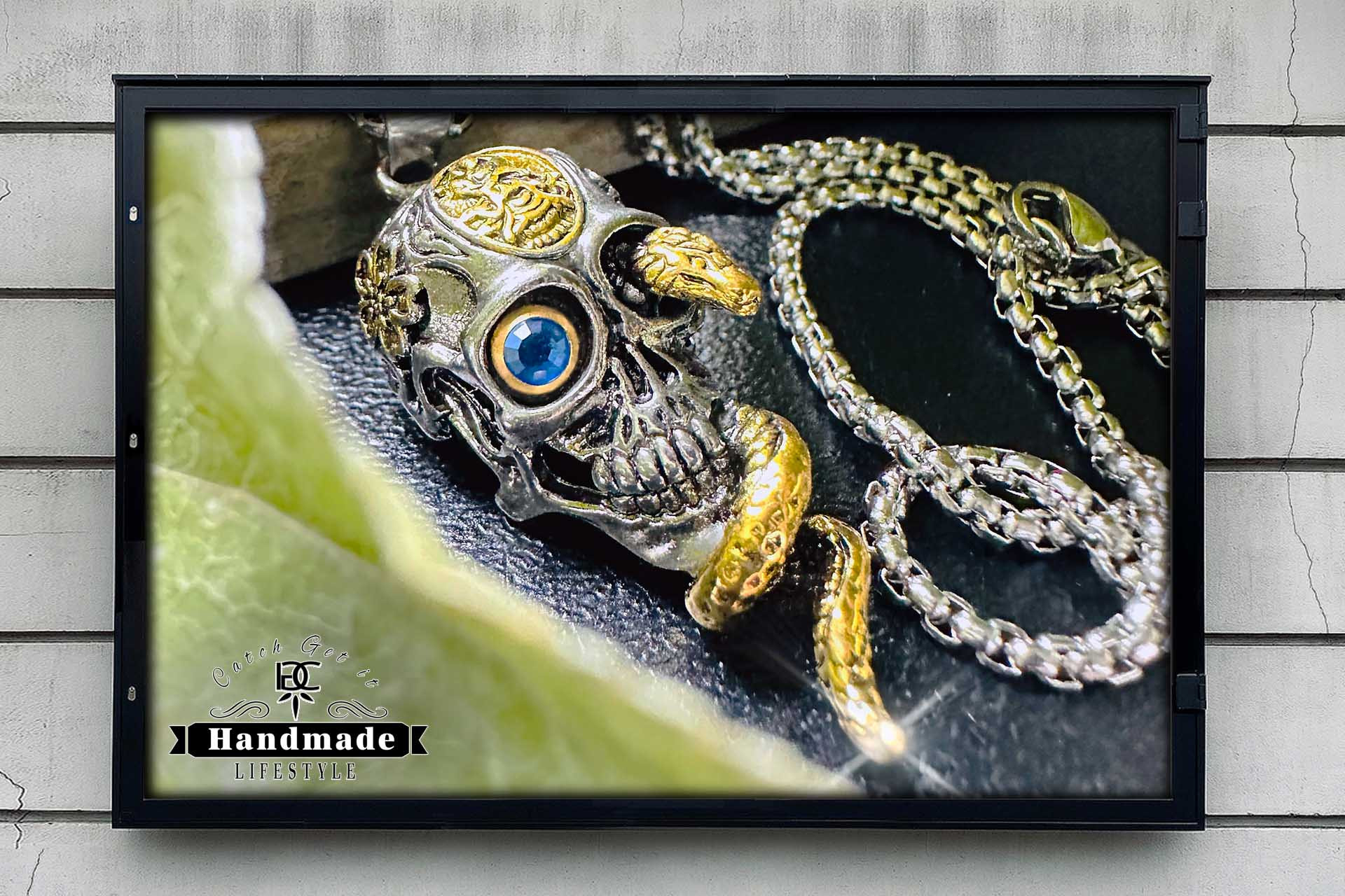 Halskette Cunning Mennyt Skull mit Schlange