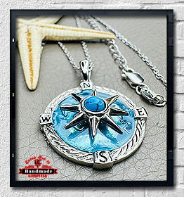 Necklace Turvallinen Tapa Compass World Map Rotatable