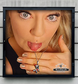 Halskette Voodoo Taikuutta Cartoon Puppe mit Zirkonia Herz